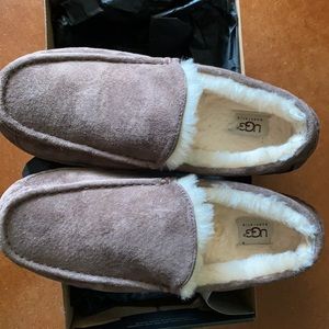 UGG Men’s Ascot slippers, size 11 with box